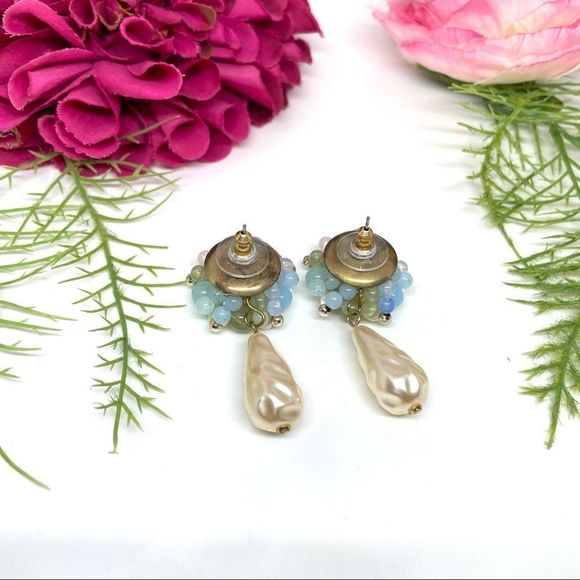 VINTAGE⚜️Clustered Faux Pearl Pastel Beaded Teardrop Clip Earrings - Picture 6 of 7